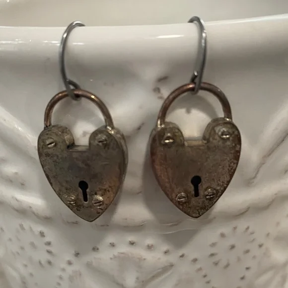 Vintage Fossil Heart PadLock Keyhole Earrings Vintage Edgy Antiqued Style - Picture 4 of 11